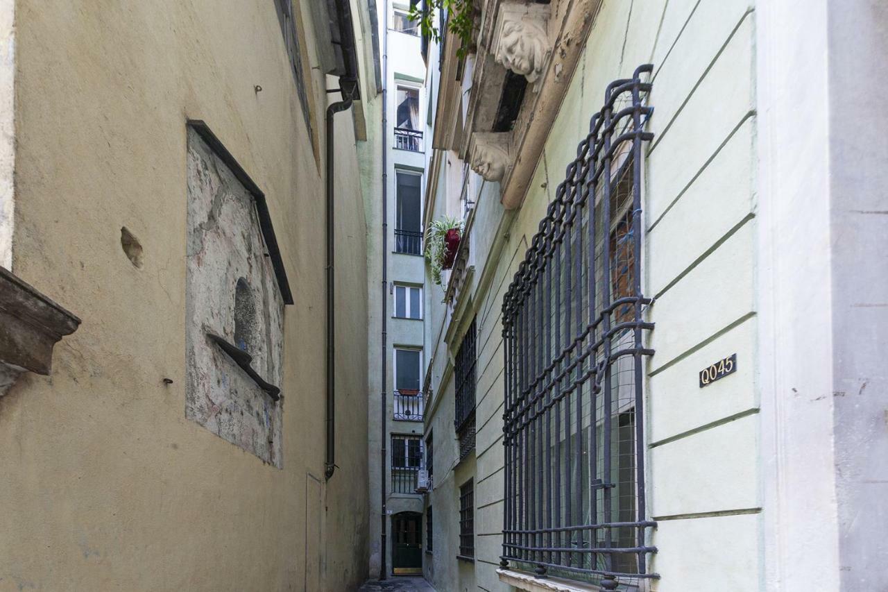 Wood And Stone Apartment In The Historical Center Genoa Exterior photo